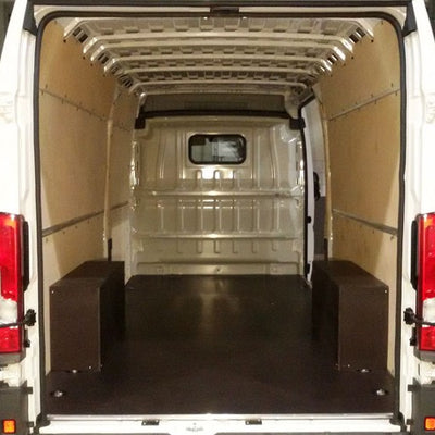Passgenaue Siebdruckplatte / Seiten- und Deckenverkleidung