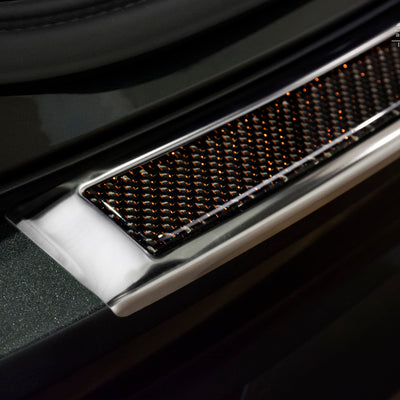 Carbon Ladekantenschutzleiste für Volvo XC90 II Poliertes Stahl mit Rot-Schwarzer Carbon Farbe