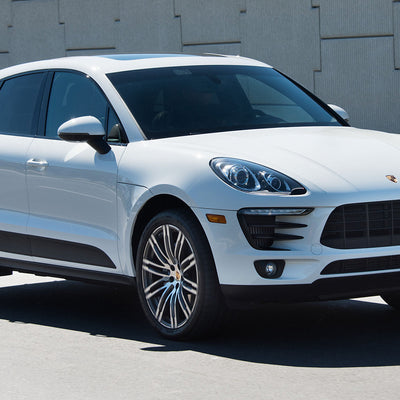 Carbon Ladekantenschutzleiste für Porsche Macan Poliertes Stahl mit Rot-Schwarzer Carbon Farbe