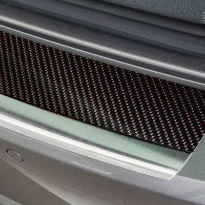 Carbon Ladekantenschutzleiste für VW Golf VII Poliertes Stahl mit Rot-Schwarzer Carbon Farbe