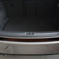 Carbon Ladekantenschutzleiste für VW Golf VII Poliertes Stahl mit Rot-Schwarzer Carbon Farbe